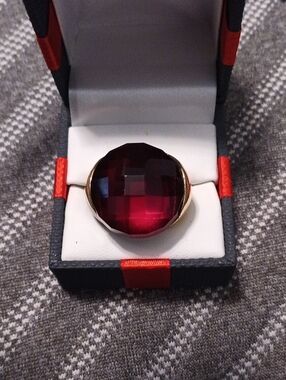 Elegant Women's Red Statement Ring - Gold Tone